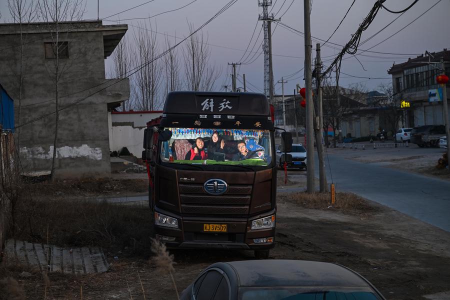 ChineseToday | Reunion journey of truck driver couple ahead of Spring Festival