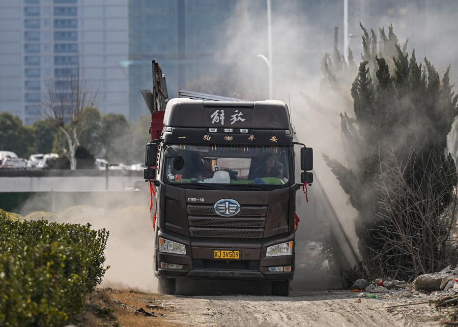 ChineseToday | Reunion journey of truck driver couple ahead of Spring Festival