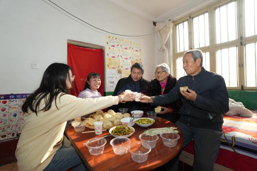 ChineseToday | Reunion journey of truck driver couple ahead of Spring Festival