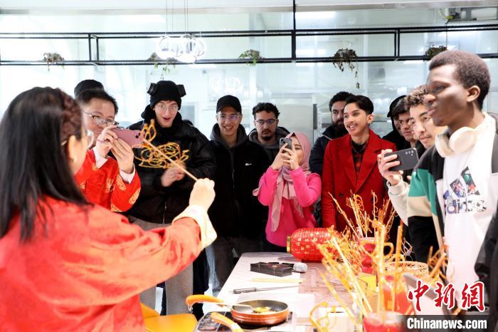 Foreign students experience intangible cultural heritages in E China’s Shandong Province