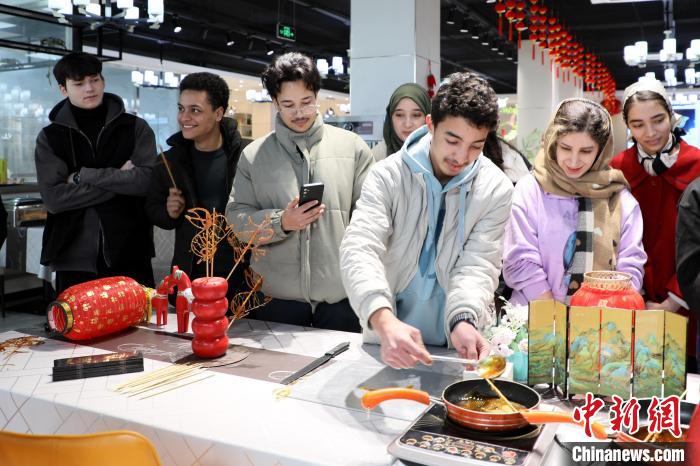 Foreign students experience intangible cultural heritages in E China’s Shandong Province