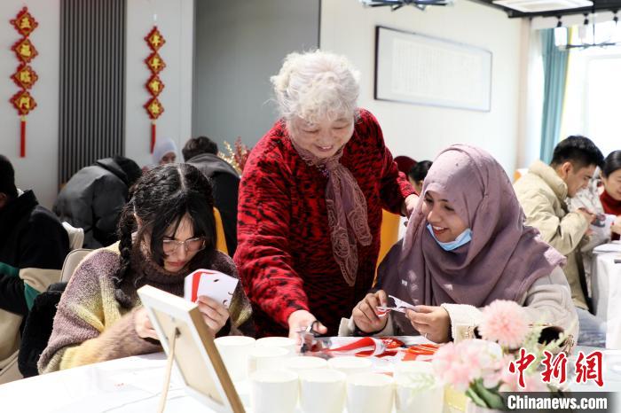 Foreign students experience intangible cultural heritages in E China’s Shandong Province