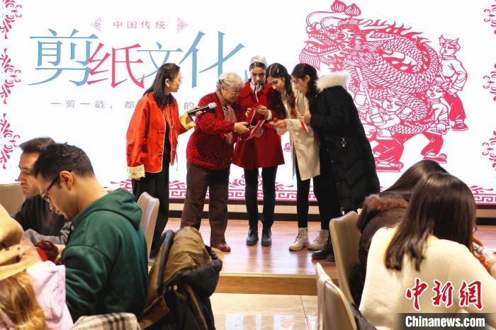 Foreign students experience intangible cultural heritages in E China’s Shandong Province