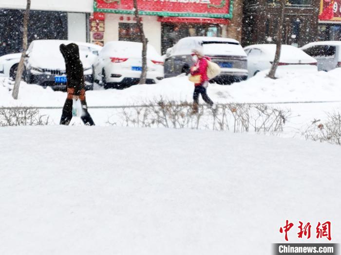 Urumqi sees snowfall in NW China’s Xinjiang