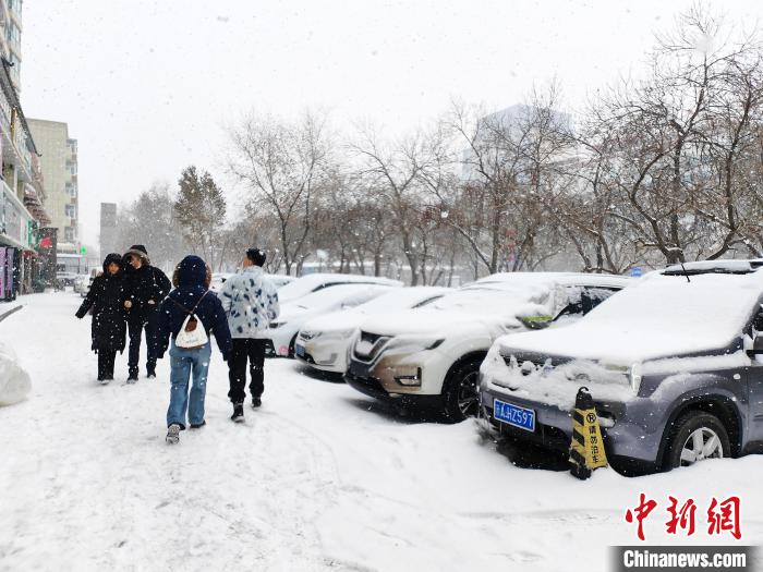 Urumqi sees snowfall in NW China’s Xinjiang