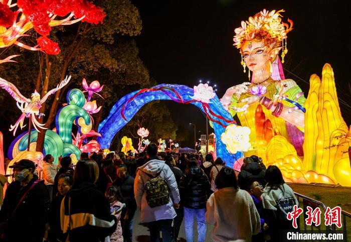 Lantern Fair themed Yangtze River culture kicks off in C China’s Hubei Province