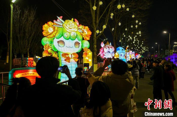 Lantern Fair themed Yangtze River culture kicks off in C China’s Hubei Province