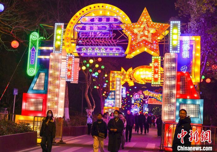 Lantern Fair themed Yangtze River culture kicks off in C China’s Hubei Province