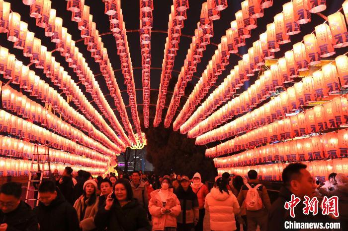 Citizens visit Xi'an’s city wall lantern fair in NW China’s Shaanxi Province