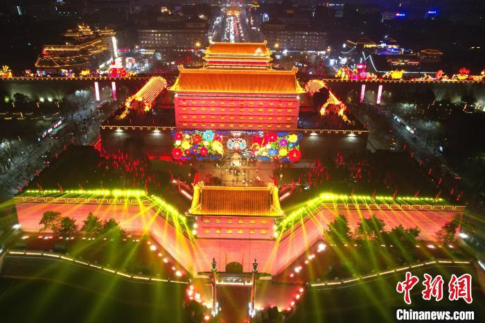 Citizens visit Xi'an’s city wall lantern fair in NW China’s Shaanxi Province