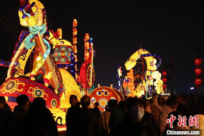 Citizens visit Xi'an’s city wall lantern fair in NW China’s Shaanxi Province