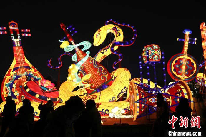 Citizens visit Xi'an’s city wall lantern fair in NW China’s Shaanxi Province