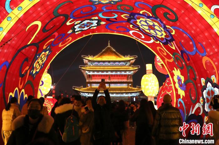 Citizens visit Xi'an’s city wall lantern fair in NW China’s Shaanxi Province