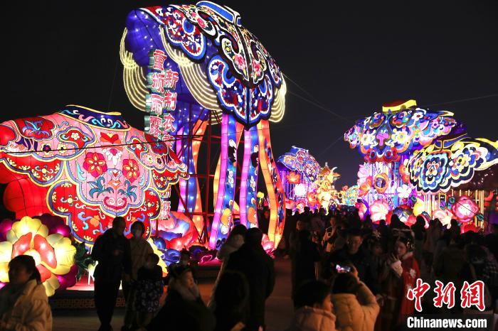 Citizens visit Xi'an’s city wall lantern fair in NW China’s Shaanxi Province