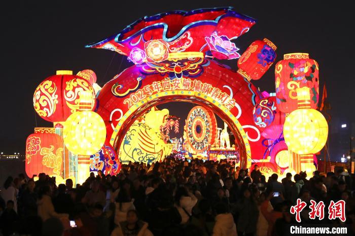 Citizens visit Xi'an’s city wall lantern fair in NW China’s Shaanxi Province