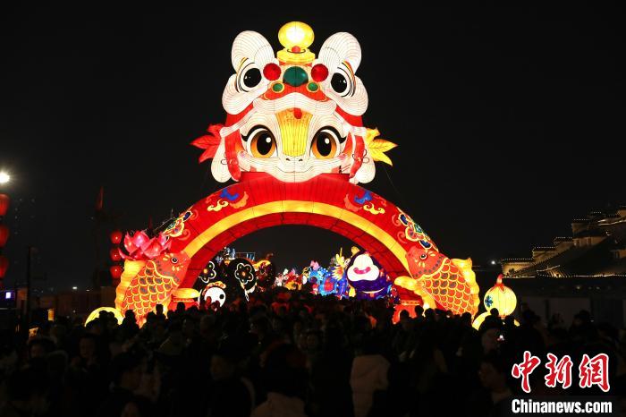 Citizens visit Xi'an’s city wall lantern fair in NW China’s Shaanxi Province