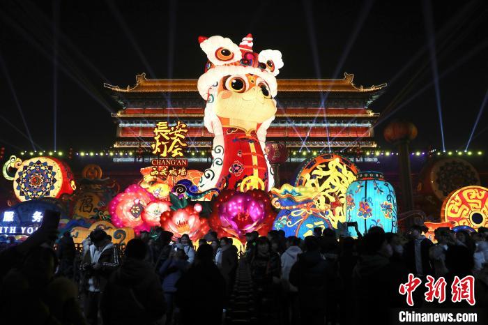 Citizens visit Xi'an’s city wall lantern fair in NW China’s Shaanxi Province