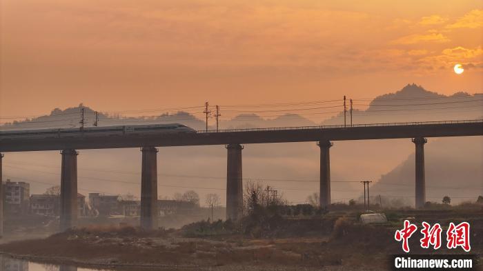 Picturesque scenery of high speed train in SW China’s Guizhou Province