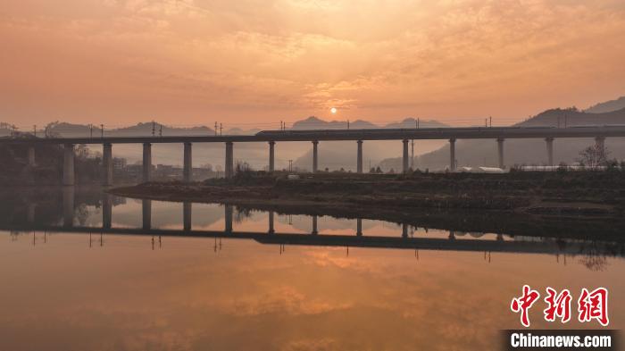 Picturesque scenery of high speed train in SW China’s Guizhou Province