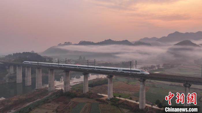 Picturesque scenery of high speed train in SW China’s Guizhou Province