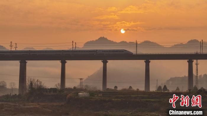 Picturesque scenery of high speed train in SW China’s Guizhou Province