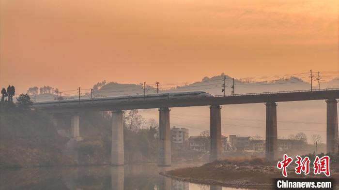 Picturesque scenery of high speed train in SW China’s Guizhou Province