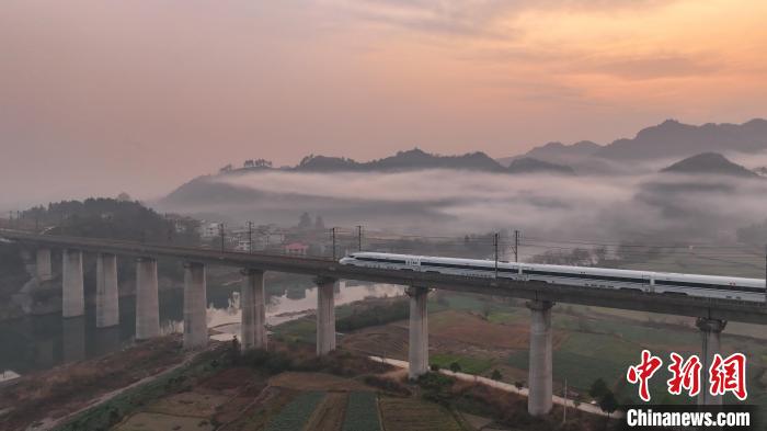 Picturesque scenery of high speed train in SW China’s Guizhou Province