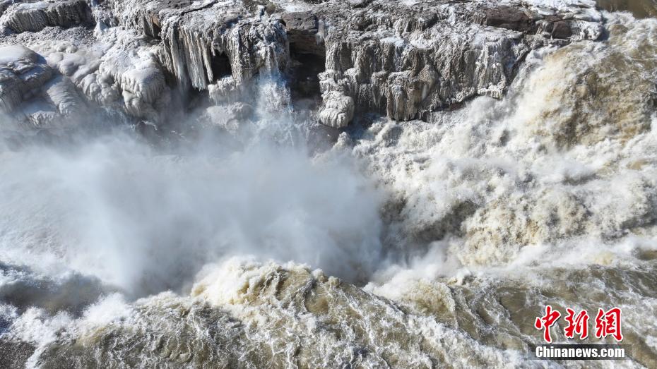 Amazing scenery of Hukou Waterfall in winter in SW China’s Shaanxi Province