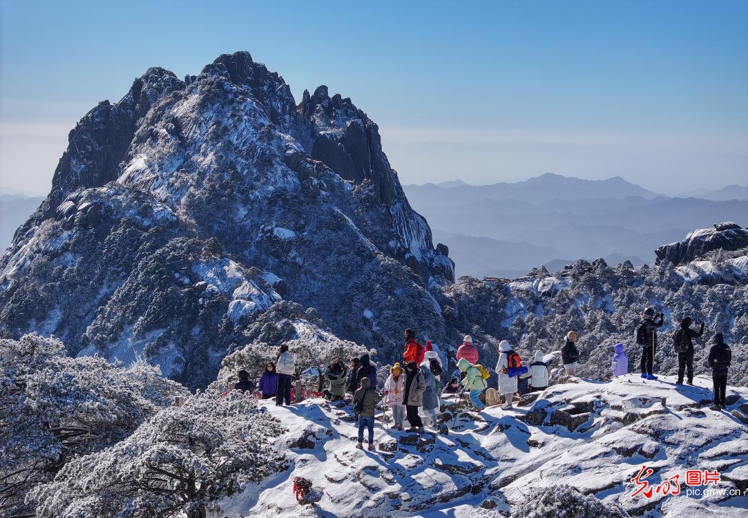 Dragon dance performance astop snow-capped mountains in E China's Anhui