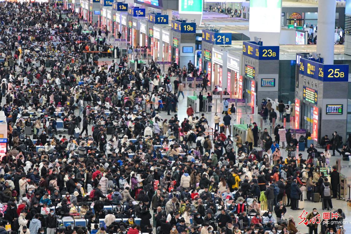 Spring Festival travel rush observed at Shanghai Hongqiao Railway Station