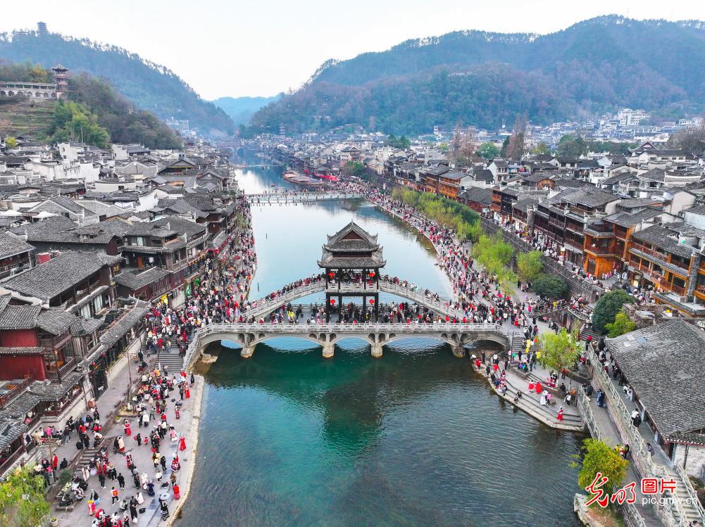 Tour ancient town and enjoy Chinese New Year holiday in C China’s Hunan