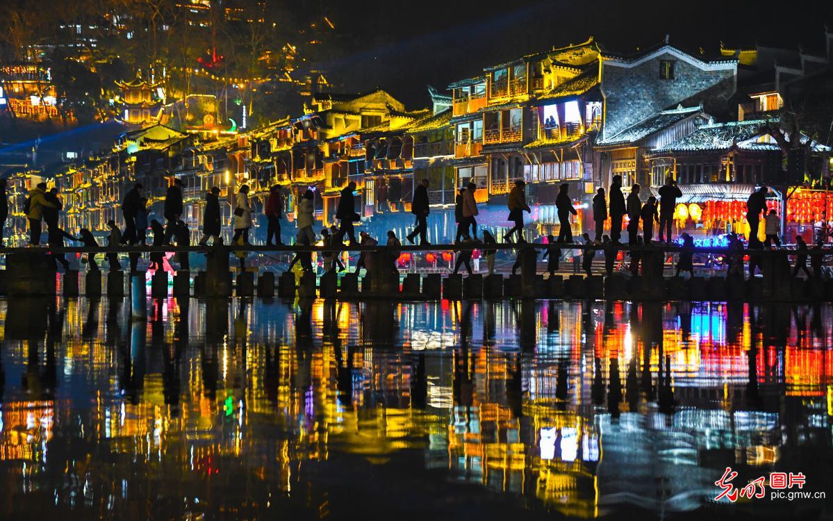 Tour ancient town and enjoy Chinese New Year holiday in C China’s Hunan