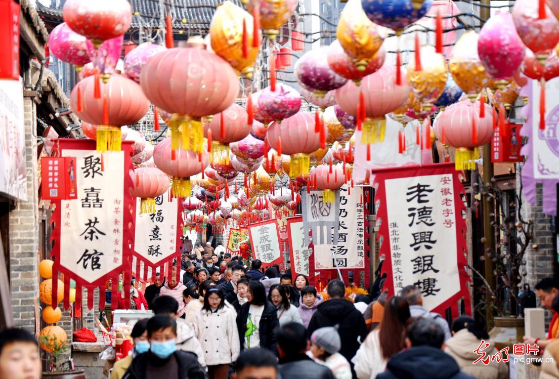 Tour ancient town and enjoy Spring Festival holiday in E China’s Anhui