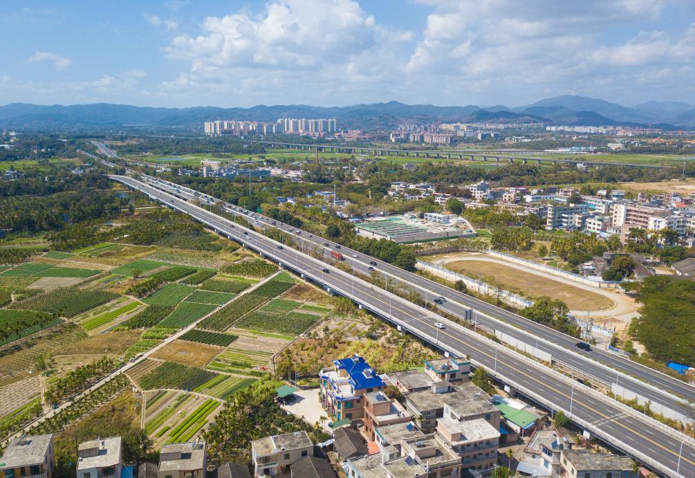 Scenic loop highways promote tourism in south China's Hainan