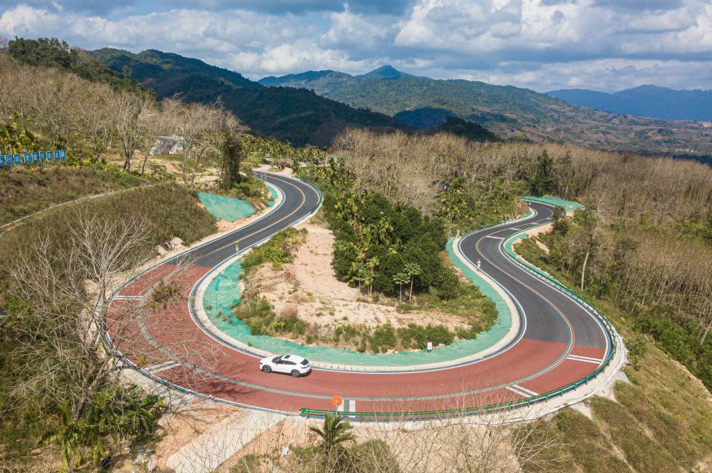 Scenic loop highways promote tourism in south China's Hainan