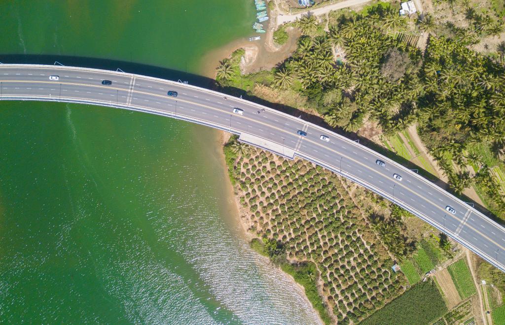 Scenic loop highways promote tourism in south China's Hainan