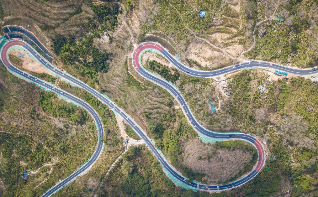 Scenic loop highways promote tourism in south China's Hainan