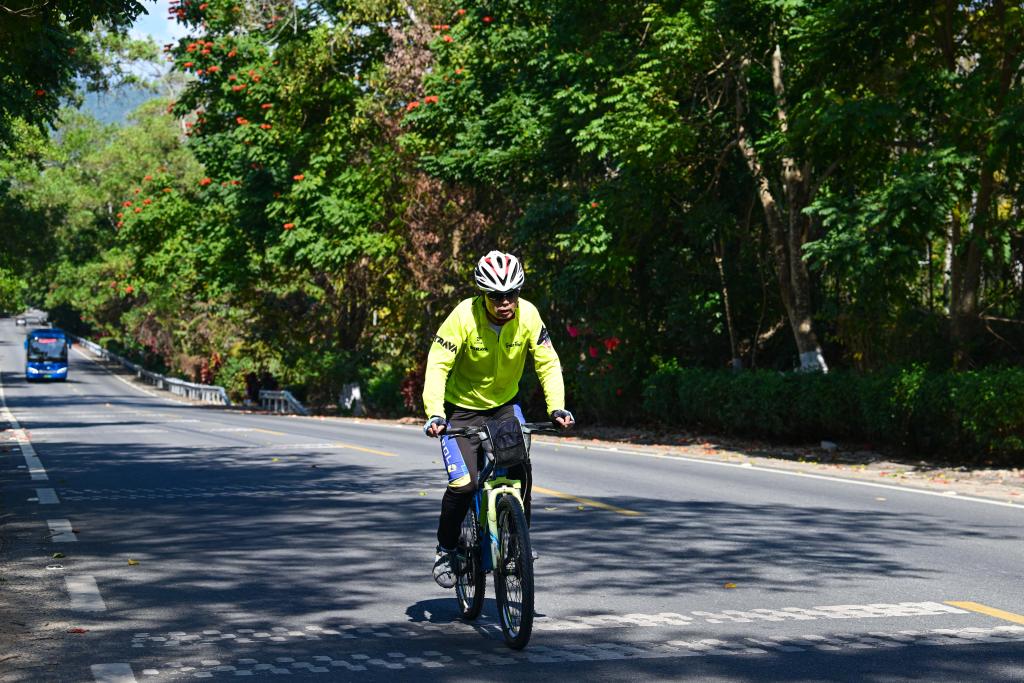 Scenic loop highways promote tourism in south China's Hainan