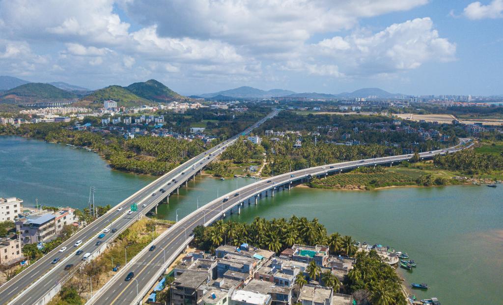 Scenic loop highways promote tourism in south China's Hainan