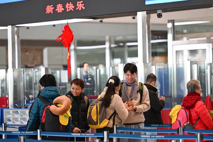 Foreigners savor flavors of Spring Festival in China