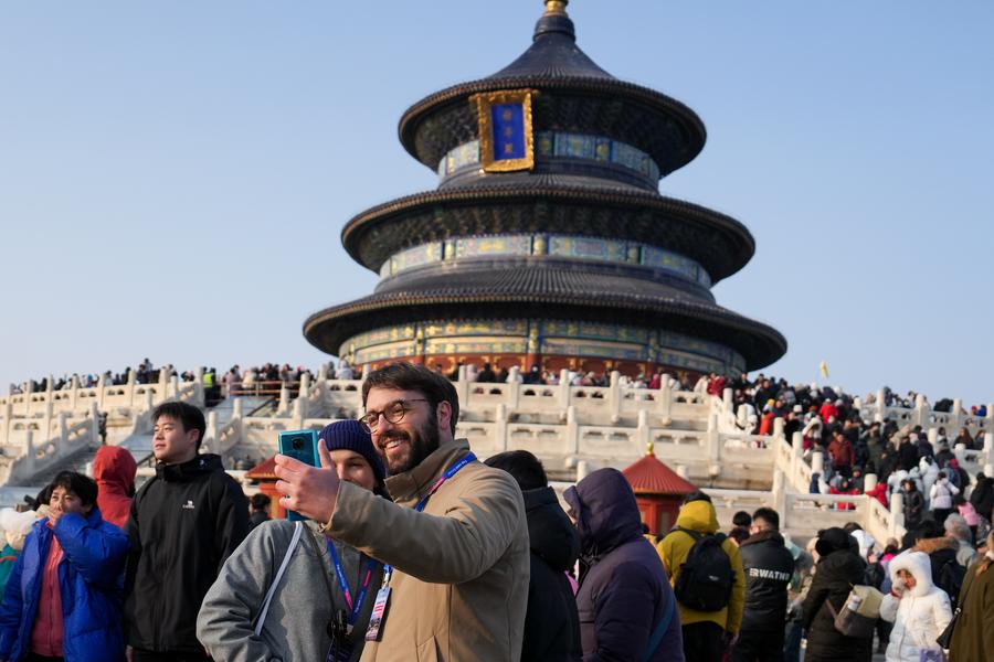 Foreigners savor flavors of Spring Festival in China