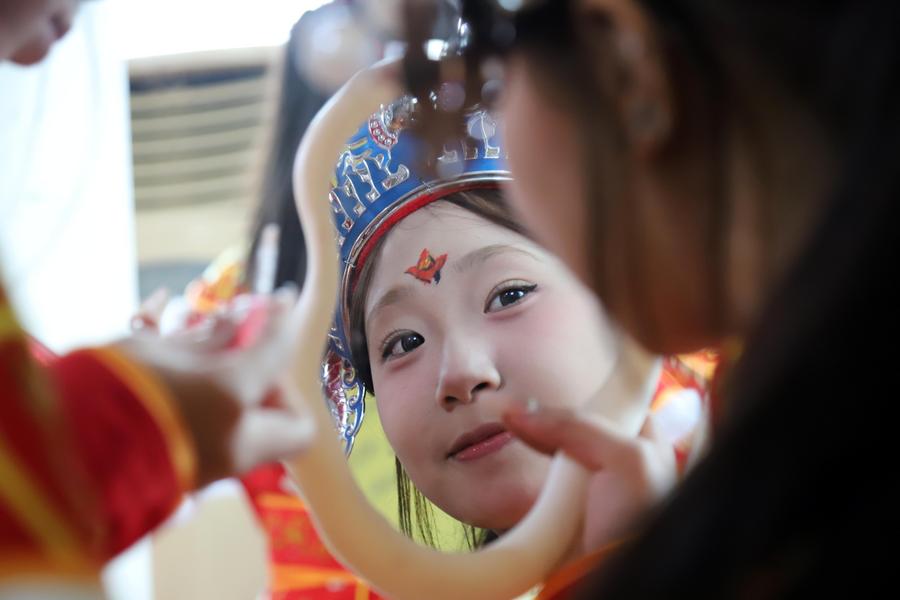 Celebrating Spring Festival with Yingge dance in south China's Guangdong