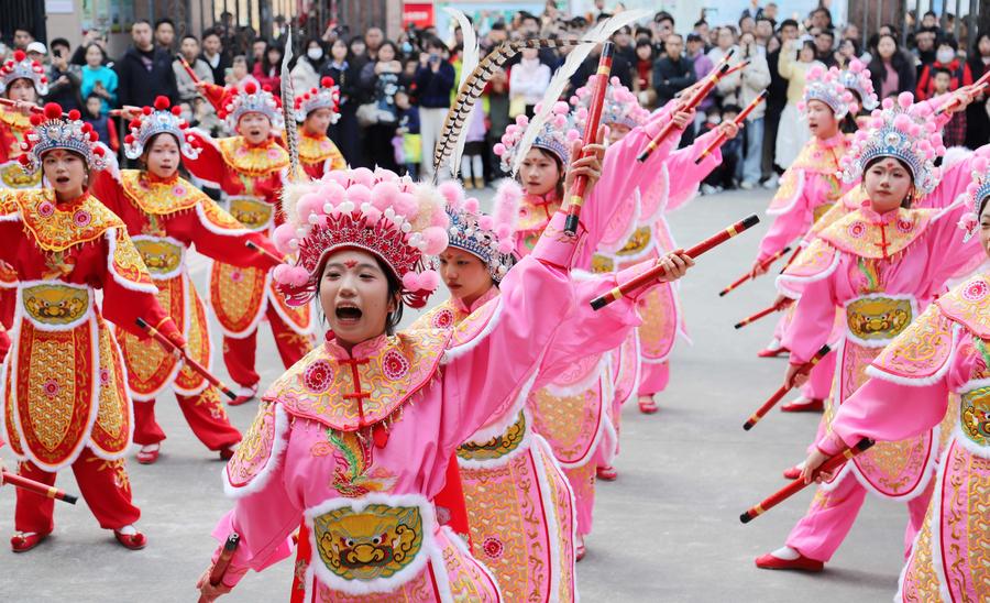 Celebrating Spring Festival with Yingge dance in south China's Guangdong