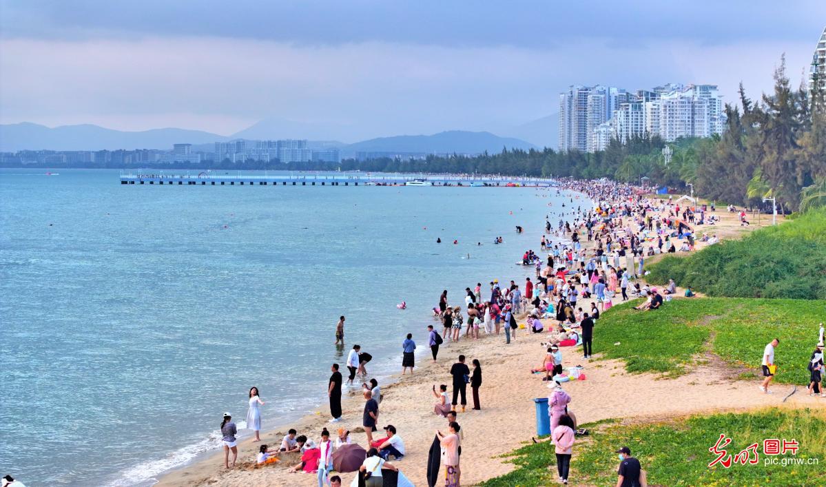 Travel rush continues after Spring Festival in Sanya