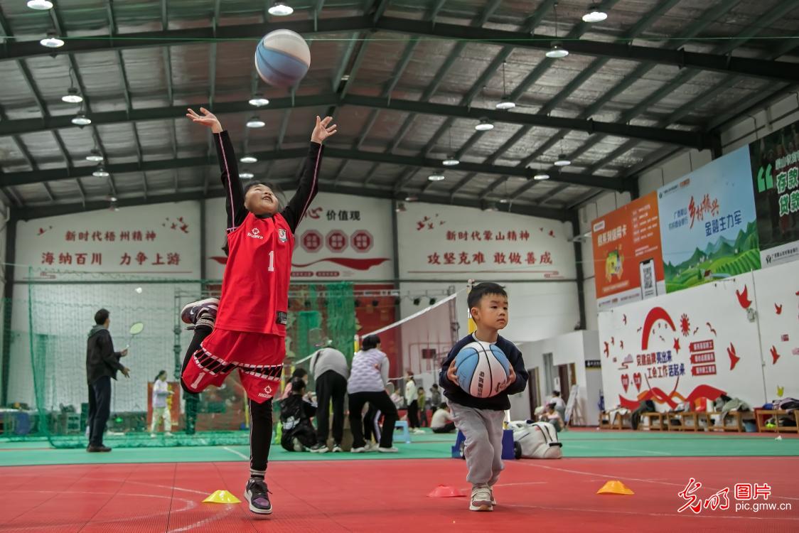 Student practice basketball in winter vacation in S China's Guangxi