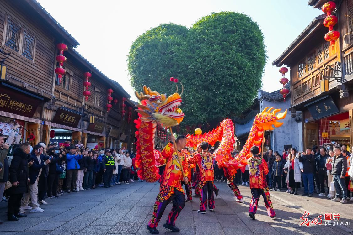 Fuzhou's ancient streets brim with Spring Festival charm