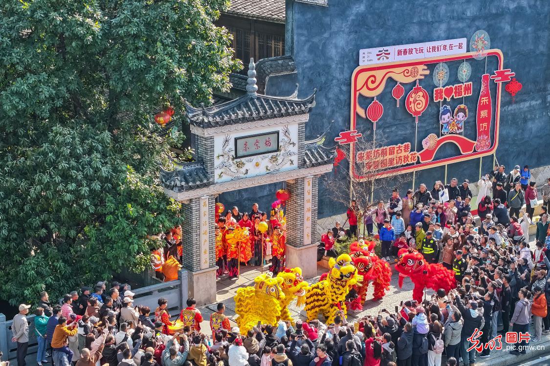 Fuzhou's ancient streets brim with Spring Festival charm