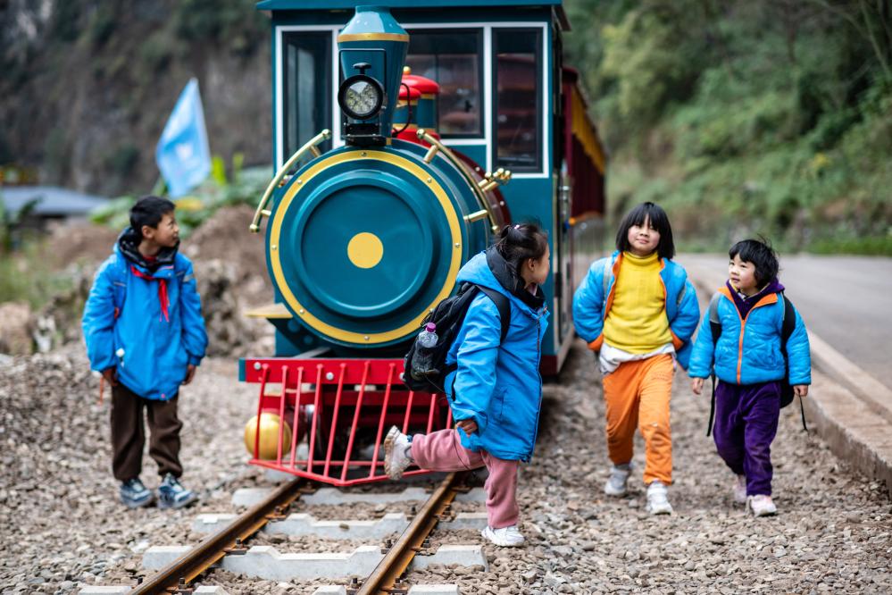 Facilities of scenic area help shorten children's journey to school in China's Yunnan