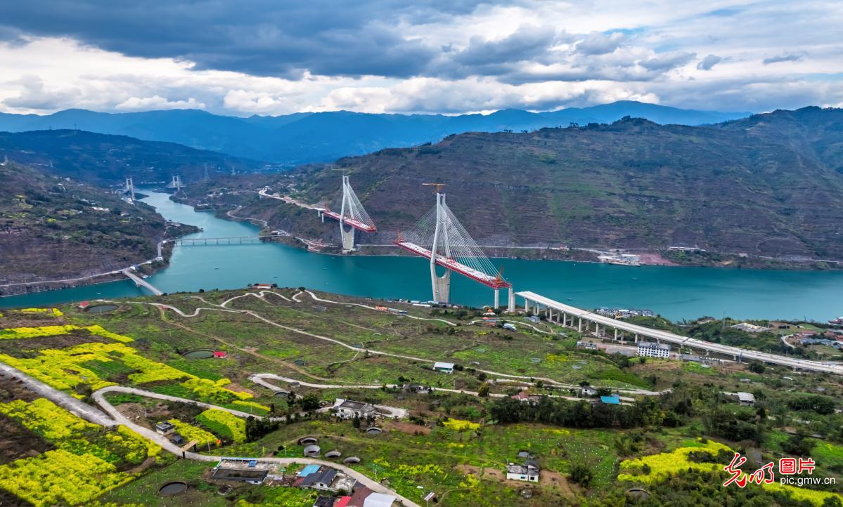 Construction of the Jinsha River Grand Bridge in full swing Construction of the Jinsha River Grand Bridge in full swing