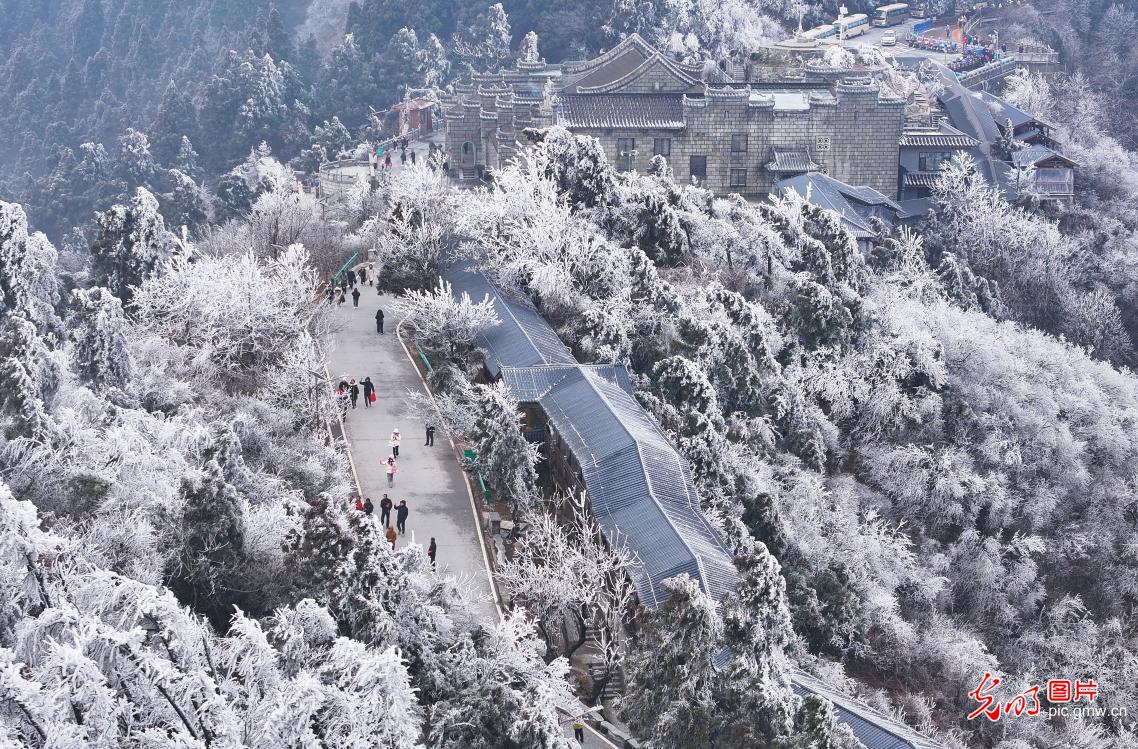 Mount Heng attracts tourists under ice and snow